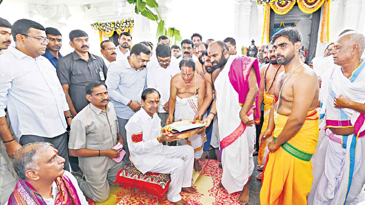 కోనాయిపల్లిలో కేసీఆర్‌ పూజలు