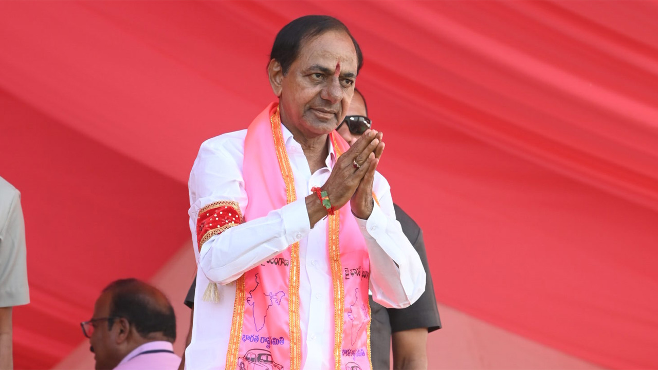 CM KCR | సీఎం కేసీఆర్‌ హెలిక్యాప్టర్‌లో సాంకేతిక లోపం.. అప్రమత్తమై వెంటనే సేఫ్‌ ల్యాండింగ్‌ చేసిన పైలెట్‌