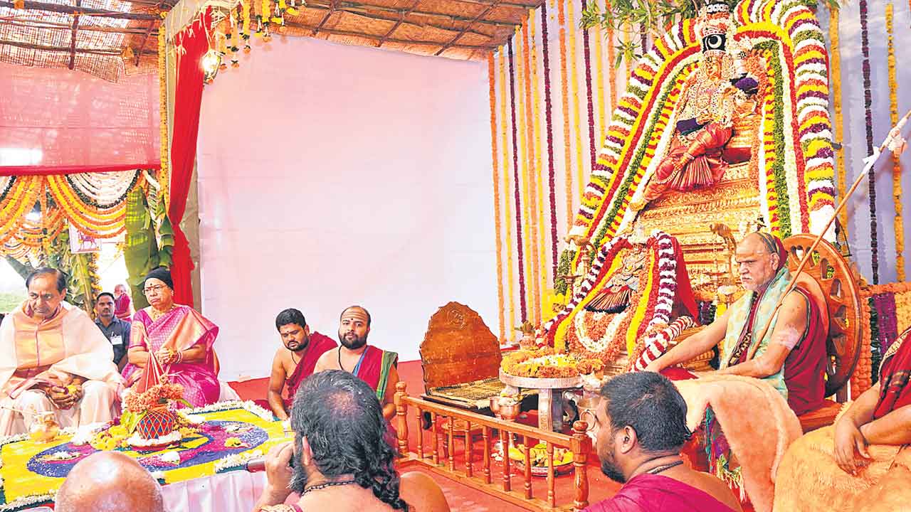 సీఎం కేసీఆర్ వ్యవసాయ క్షేత్రంలో రెండోరోజు కొనసాగిన రాజశ్యామల యాగం