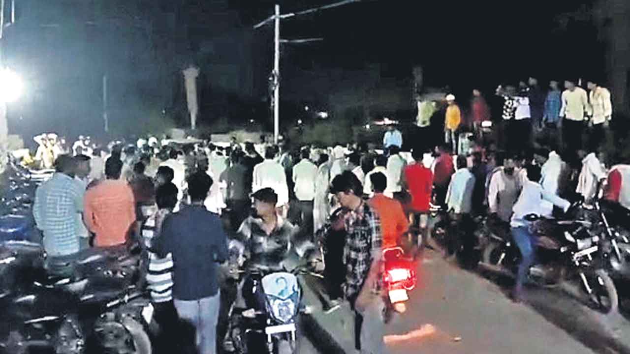 Congress | కాంగ్రెస్‌లో పైసల పంచాయితీ.. డబ్బులు ఇవ్వలేదంటూ ఆదిలాబాద్‌లో రేవంత్‌ సభకొచ్చిన జనం లొల్లి