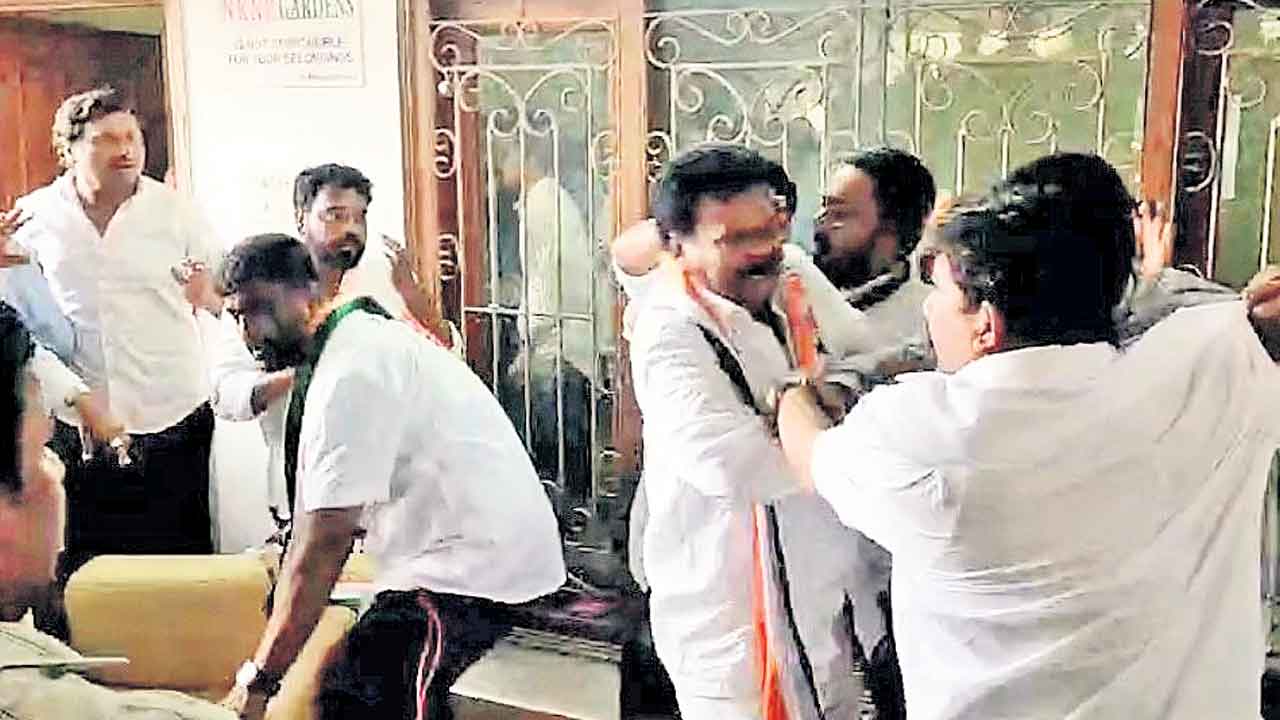 కాంగ్రెస్‌ ఆత్మీయ సమావేశంలో తన్నులాట!