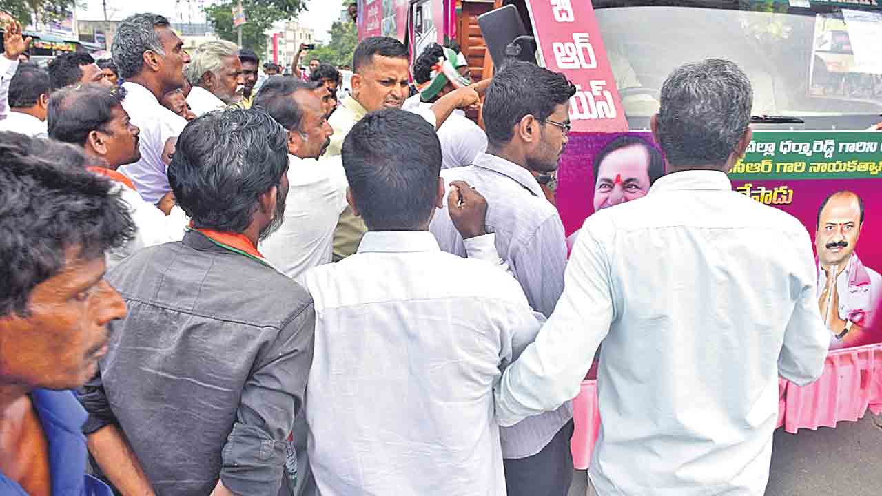 కాంగ్రెస్‌ కార్యకర్తల దౌర్జన్యం