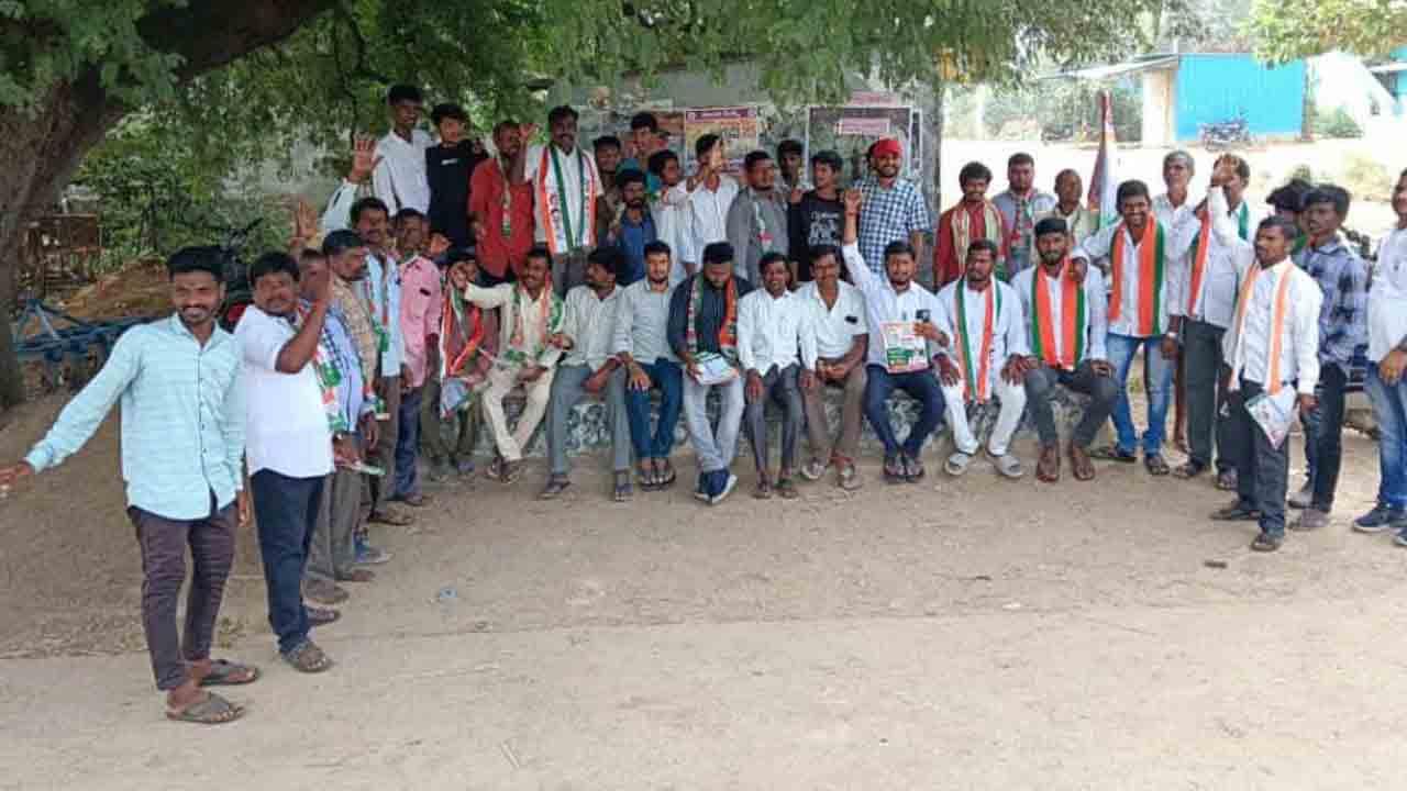 ఒక్కటైన కాంగ్రెస్‌, బీజేపీ నాయకులు