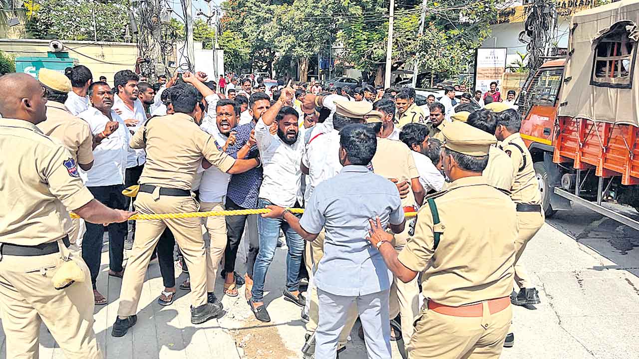 ఉద్రిక్తం.. గాంధీ భవన్‌