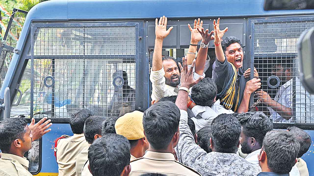 కాంగ్రెస్‌లో టికెట్ల తన్నులాట