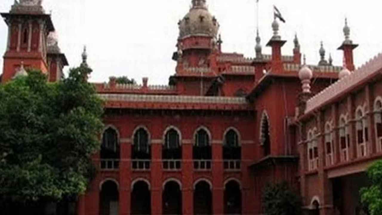 ఇసుక మైనింగ్‌ కేసులో తమిళనాడు కలెక్టర్లకు సమన్లు