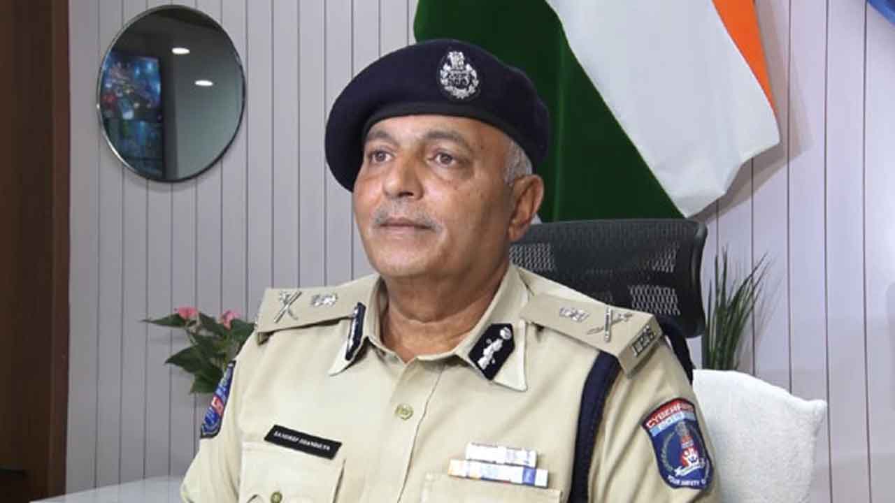 పోలింగ్‌ కేంద్రాల వద్ద1 44 సెక్షన్‌