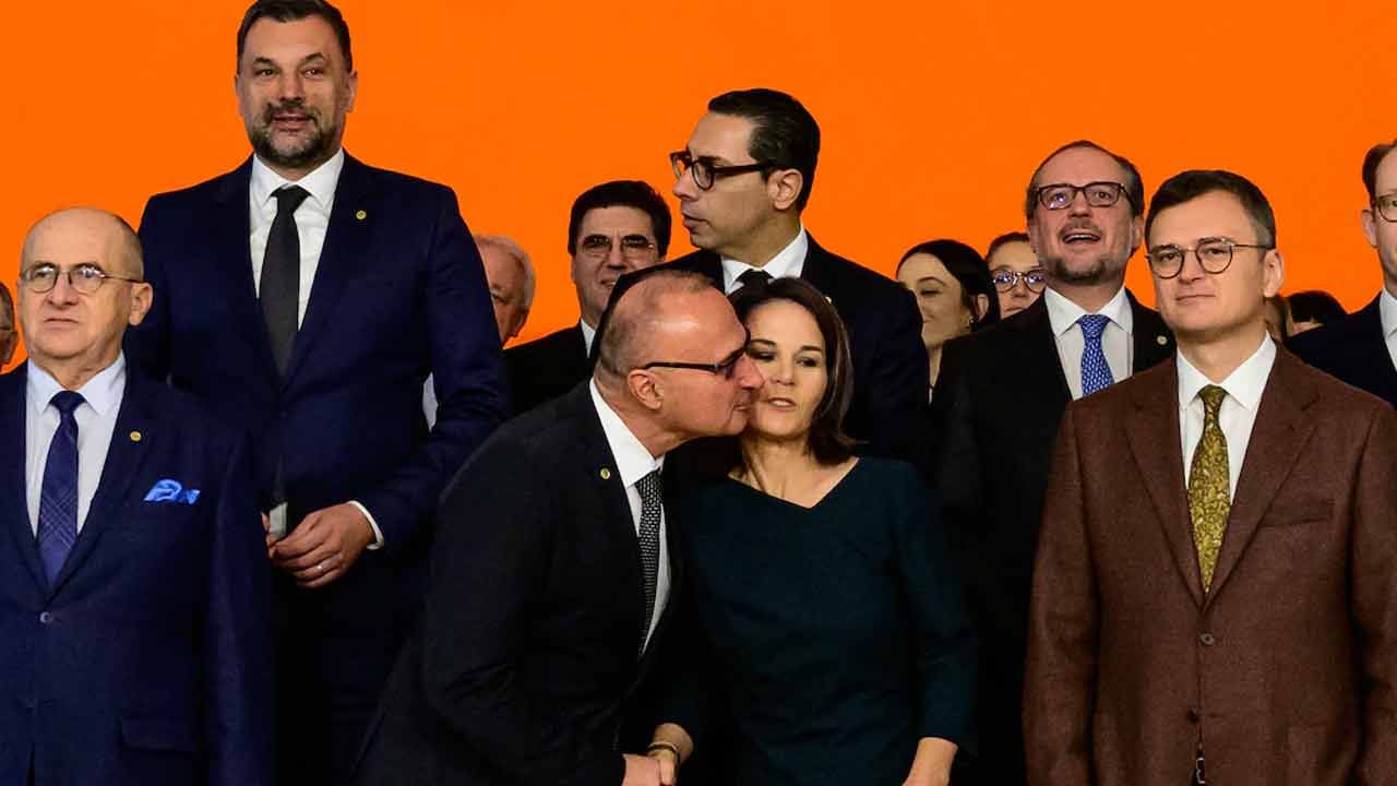 Croatia Minister: జ‌ర్మ‌నీ మ‌హిళా మంత్రికి కిస్ ఇచ్చిన క్రొయేషియా మంత్రి.. వీడియో