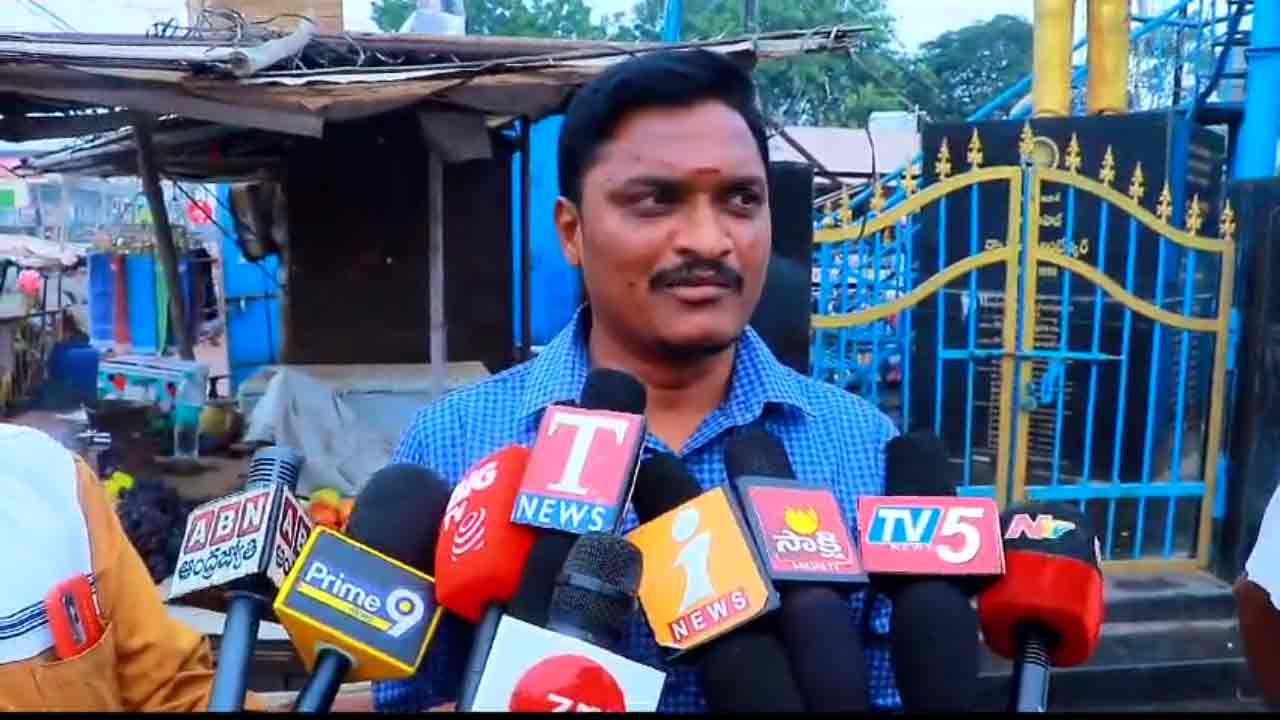 Dalit Bandhu | ద‌ళితబంధు ఇప్పిస్తాన‌ని సీత‌క్క కొడుకు మోసం.. అంబేద్క‌ర్ చౌర‌స్తాలో ధ‌ర్నాకు దిగిన బాధితుడు