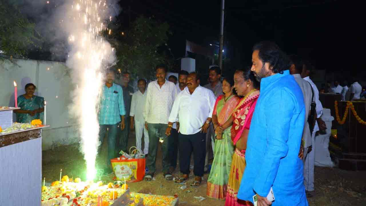 Karimnagar | శ్మశాన వాటికలో దీపావళి వేడుకలు.. పాల్గొన్న మంత్రి గంగుల క‌మ‌లాక‌ర్