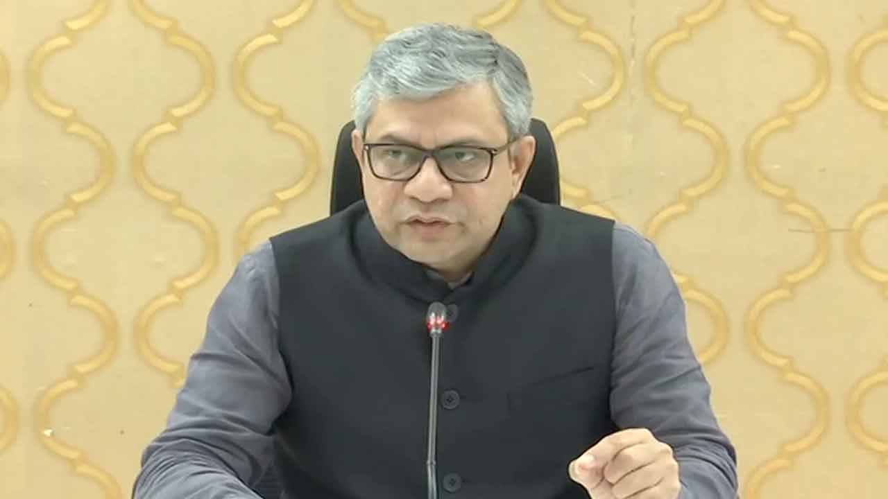 Deepfakes: డీప్‌ఫేక్ ప్ర‌జాస్వామ్యానికి ప్ర‌మాద‌క‌రం.. నియంత్ర‌ణకు త్వ‌ర‌లో కొత్త మార్గ‌ద‌ర్శ‌కాలు: కేంద్ర మంత్రి అశ్విని వైష్ణ‌వ్‌