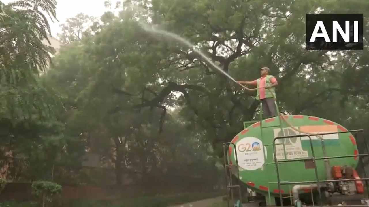 Delhi Pollution: తీవ్ర స్థాయిలో ఢిల్లీ వాయు కాలుష్యం.. ట్ర‌క్కుల రాక‌పోక‌లు, నిర్మాణ ప‌నుల‌పై నిషేధం