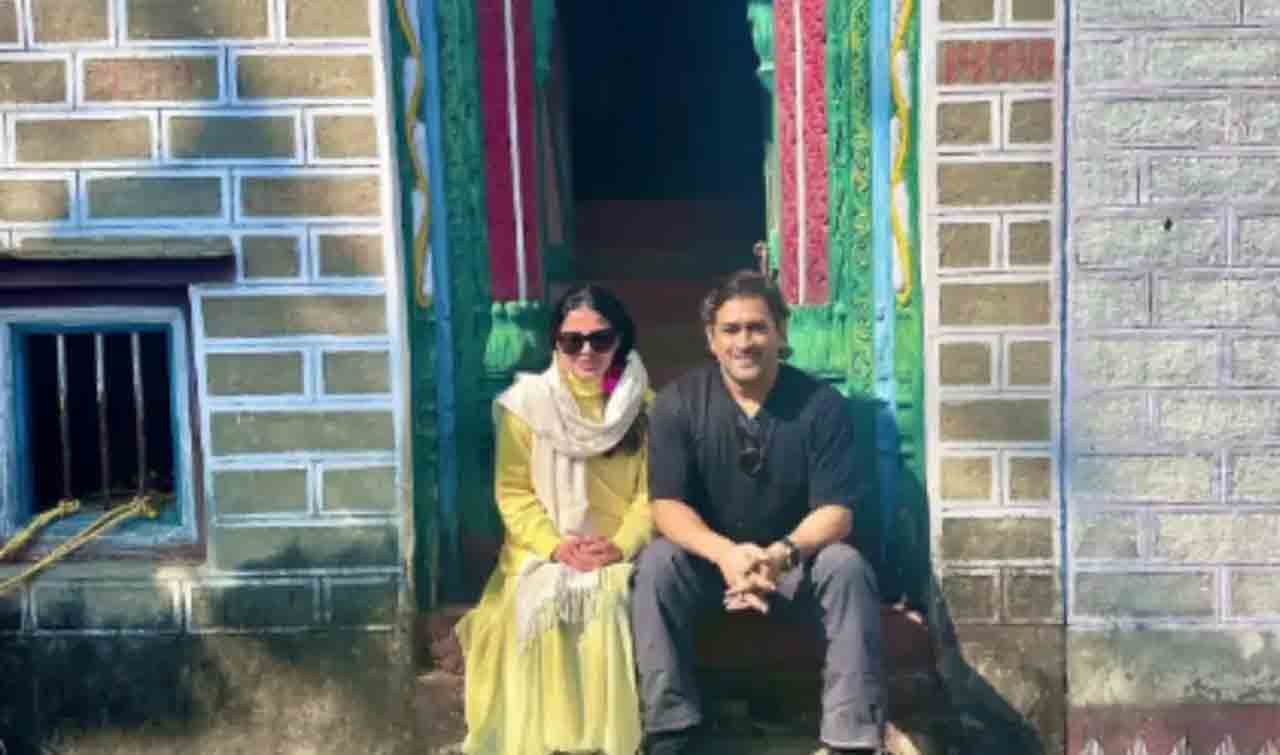 MS Dhoni | ఉత్త‌రాఖండ్‌లోని పూర్వీకుల ఇంట్లో ధోనీ.. ఫొటోలు వైర‌ల్