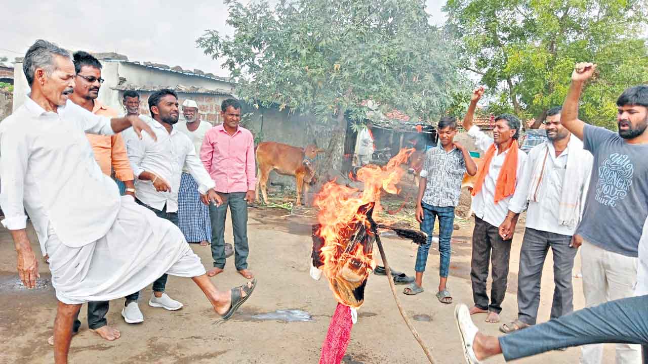 రేవంత్‌రెడ్డిపై గిరిజనుల ఆగ్రహం