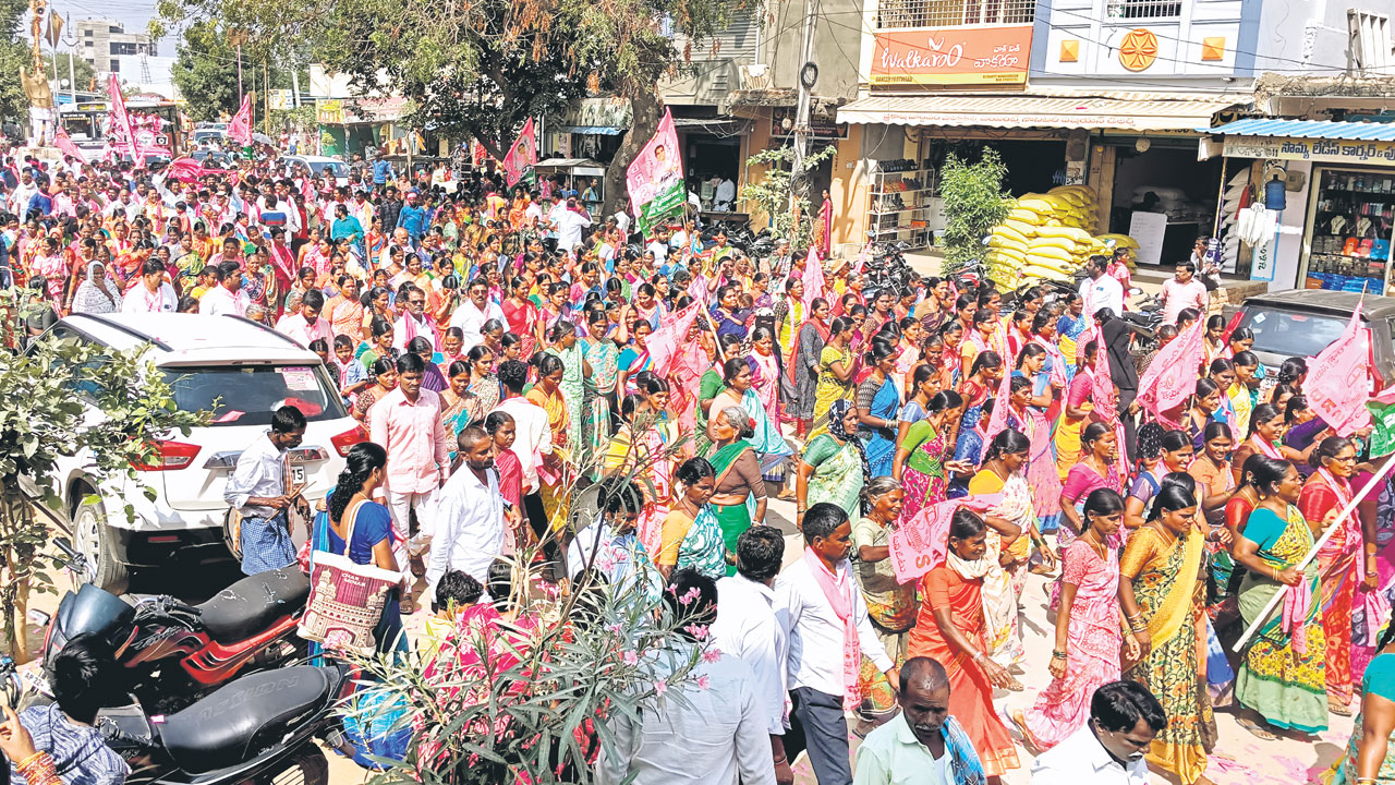 సంక్షేమ పథకాలను చూసి ఆదరించండి