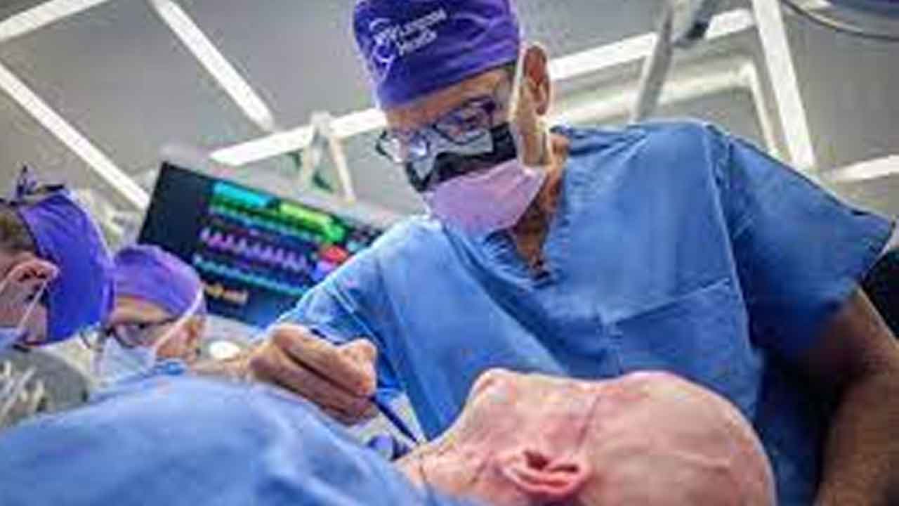 వైద్యచరిత్రలో అద్భుతం.. ప్రపంచంలోనే తొలిసారిగా పూర్తి కన్ను మార్చిన అమెరికా సర్జన్లు