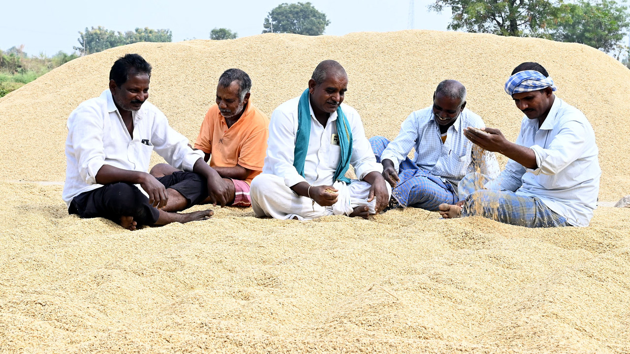 CM KCR | పాలిచ్చే బర్రెను అమ్మి దున్నపోతును తెస్తమా? కేసీఆర్‌ వెంటే తామంతా అంటున్న అన్నదాతలు