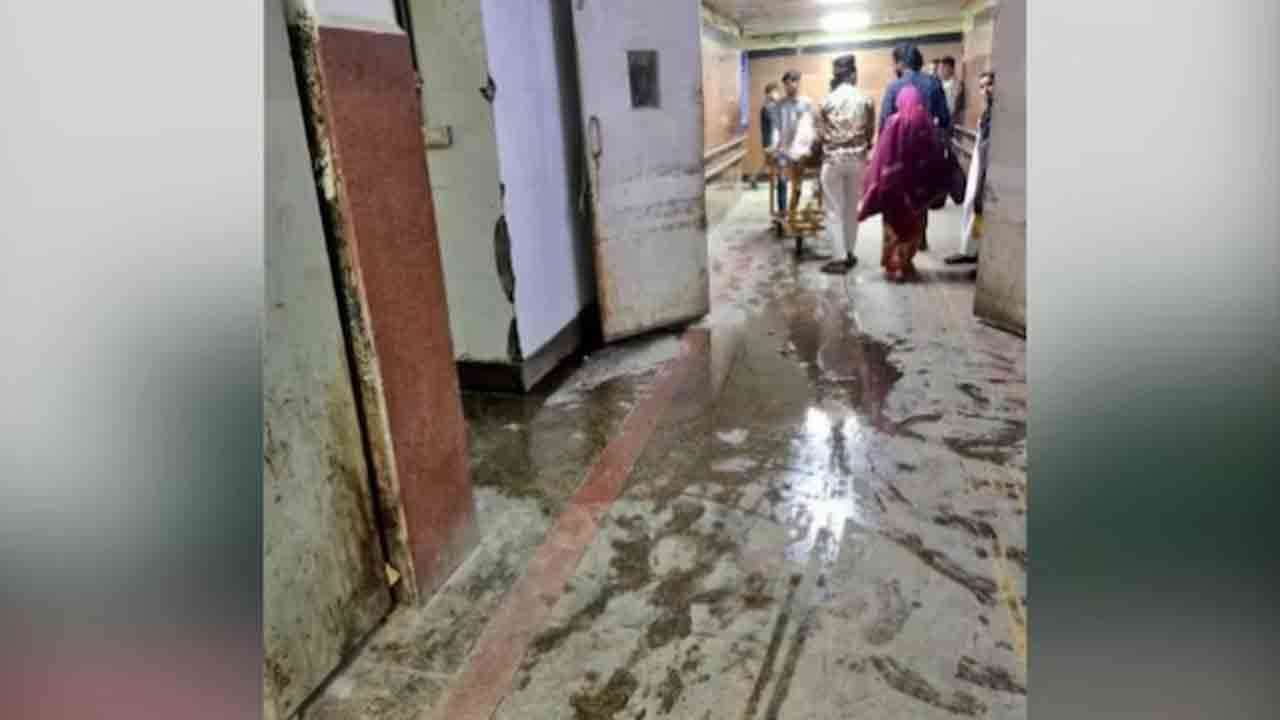 filthy’ Delhi hospital | ఢిల్లీ ప్రభుత్వ ఆసుపత్రిలో అధ్వాన పరిస్థితి.. ఒక వ్యక్తి ఫిర్యాదుపై సీఎం కేజ్రీవాల్‌   స్పందన