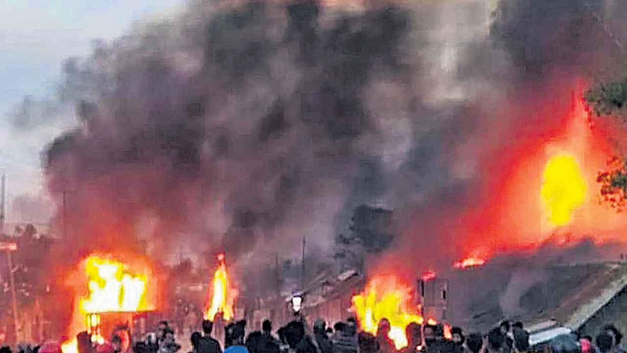 ఇచ్చకాల మాటలు నమ్మితే ఇరకాటమే!