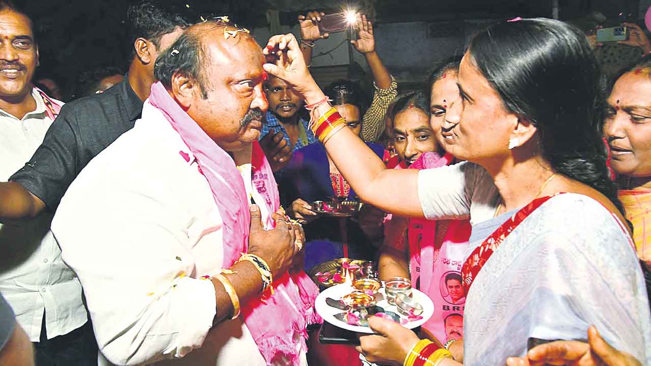 బండి సంజయ్‌కి ఓట్లు అడిగే అర్హత లేదు