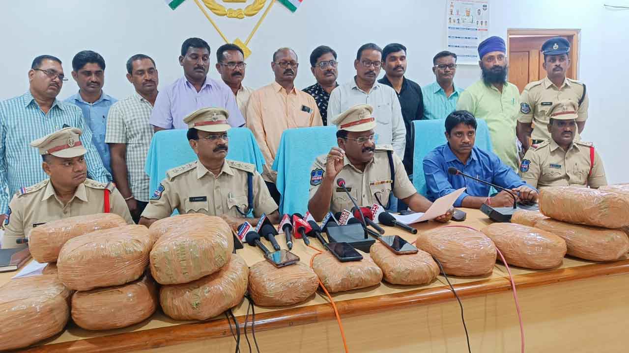Ganja smuggling | అదిలాబాద్ జిల్లాలో అంతరాష్ట్ర గంజాయి స్మగ్లింగ్ ముఠా అరెస్ట్..37 కిలోల గంజాయి స్వాధీనం