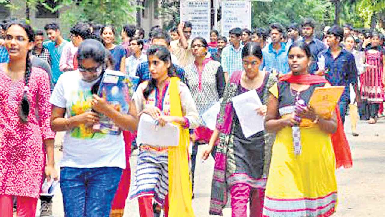 డిగ్రీలో 52% అమ్మాయిలే