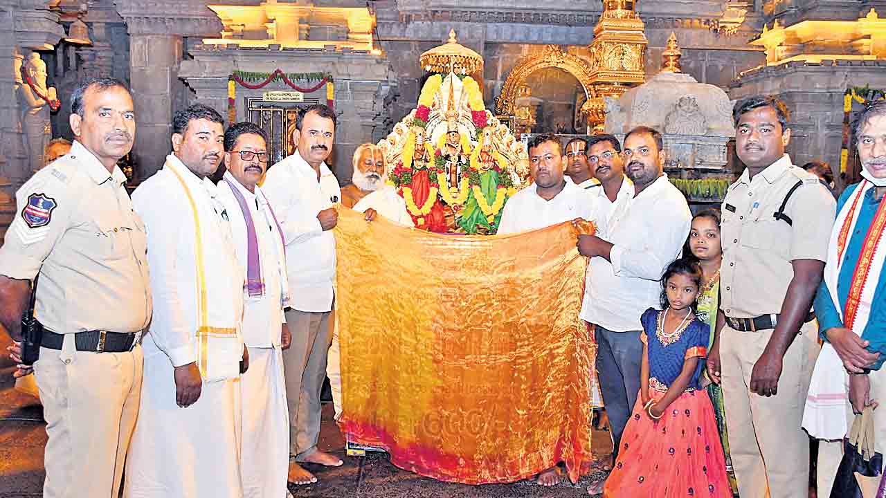 లక్ష్మీనారసింహుడికి అగ్గిపెట్టెలో బంగారు చీర