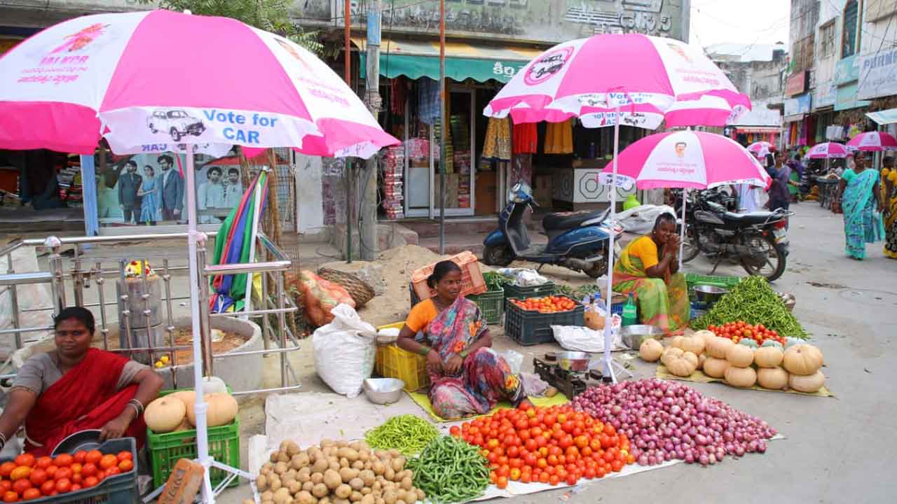 Pink umbrellas | చిరు వ్యాపారులకు చల్లని నీడనిస్తున్న గులాబీ గొడుగులు