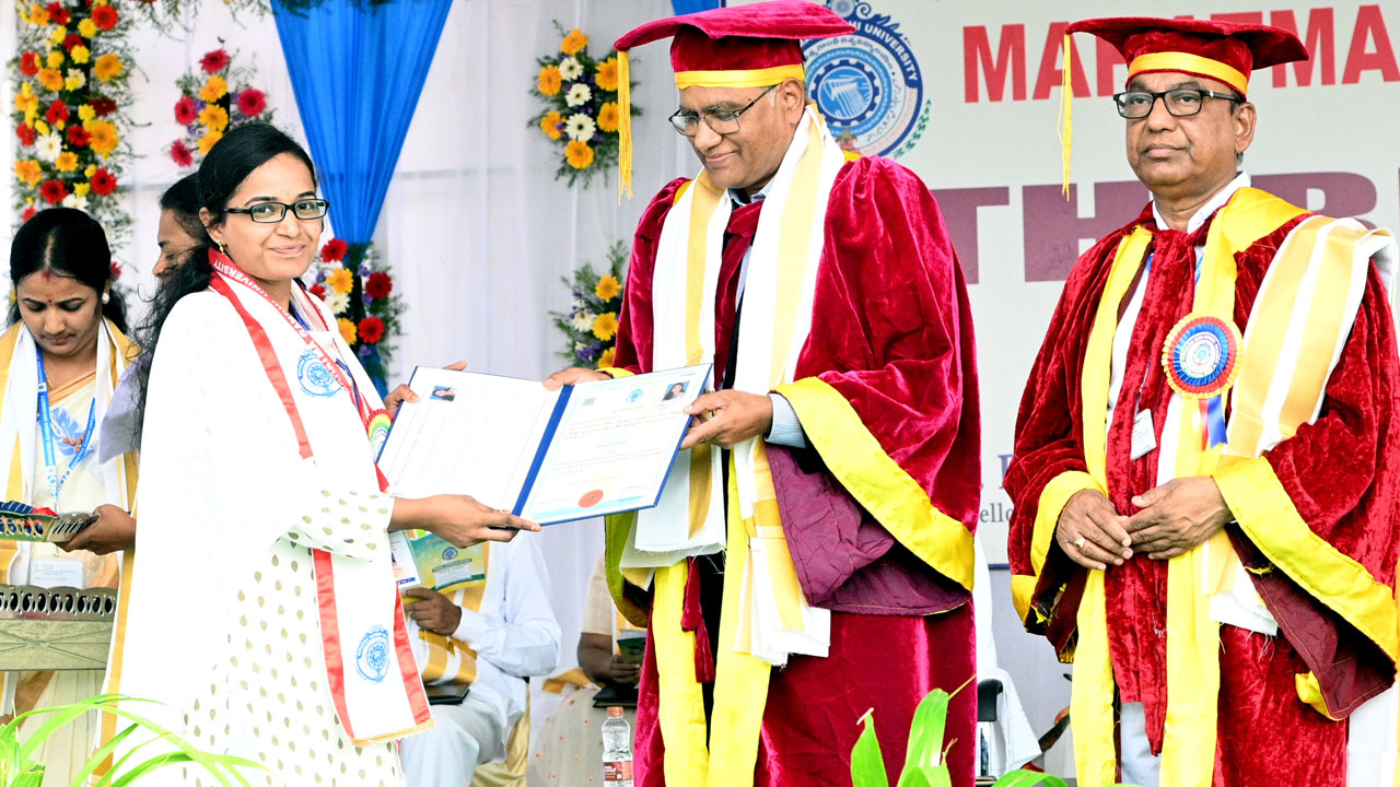 ఘనంగా ఎంజీయూ స్నాతకోత్సవం