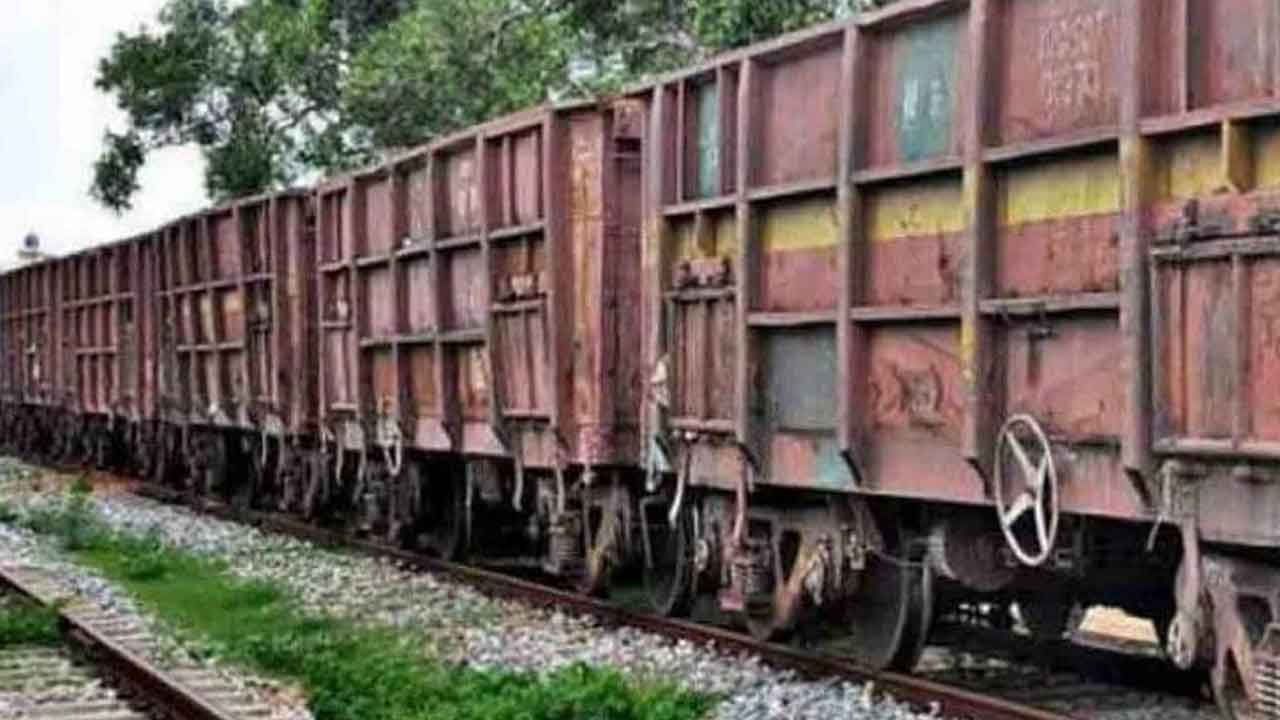 Viral News | ఏనుగుల్ని చంపిందని.. గూడ్స్‌ రైలు సీజ్‌