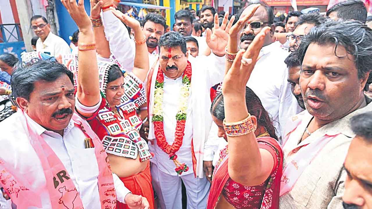 అట్టహాసంగా నామినేషన్ వేసిన ఎమ్మెల్యే అభ్యర్థి ముఠా గోపాల్