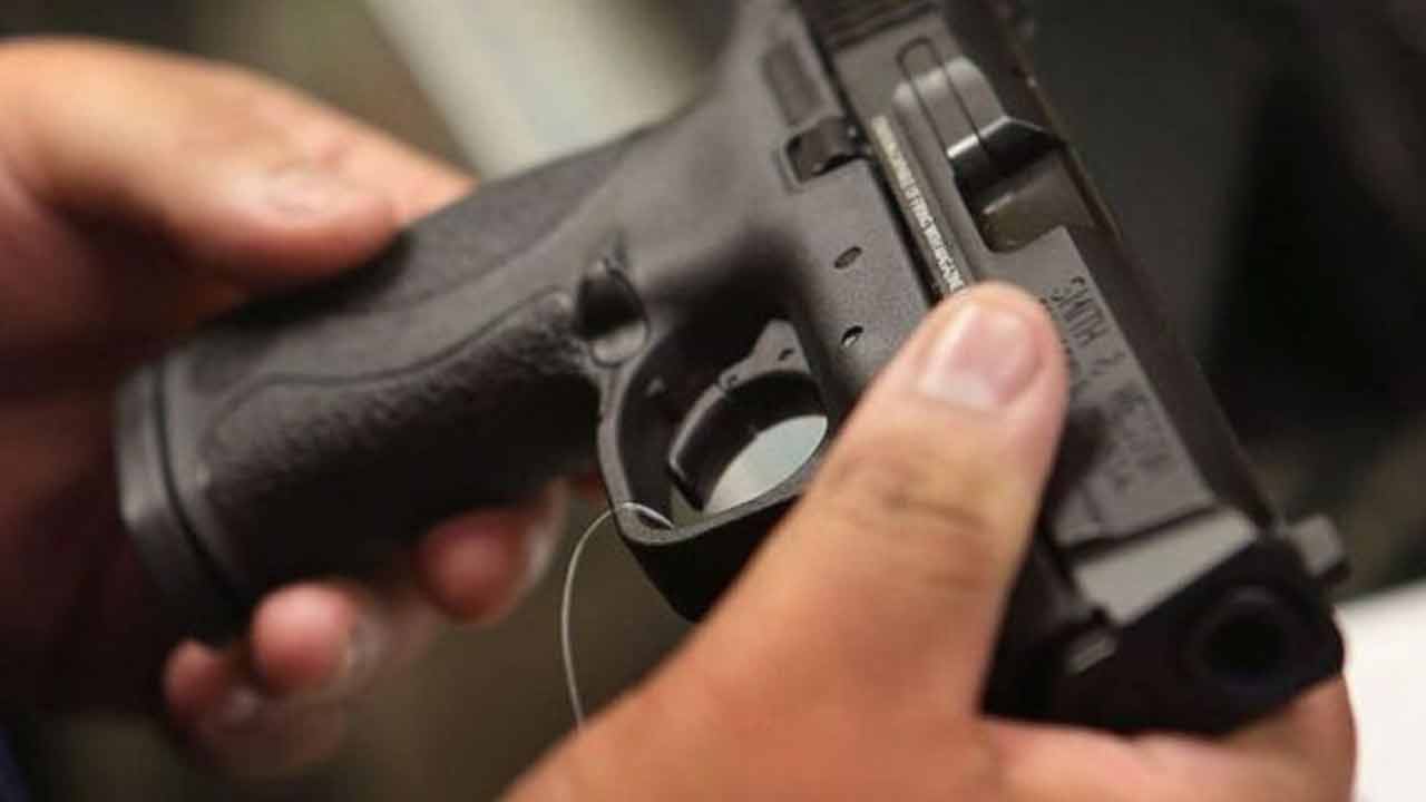 Kerala: కొడుకును అరెస్టు చేసేందుకు వెళ్లిన పోలీసుల‌పై తండ్రి కాల్పులు