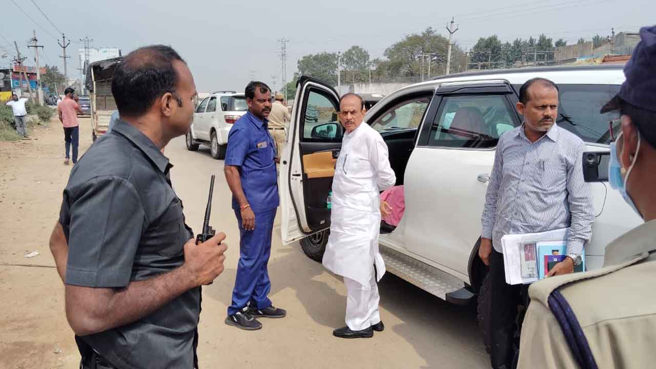 Minister Mahmood Ali | హోం మంత్రి మహమూద్ అలీ కాన్వాయ్‌ని తనిఖీ చేసిన పోలీసులు