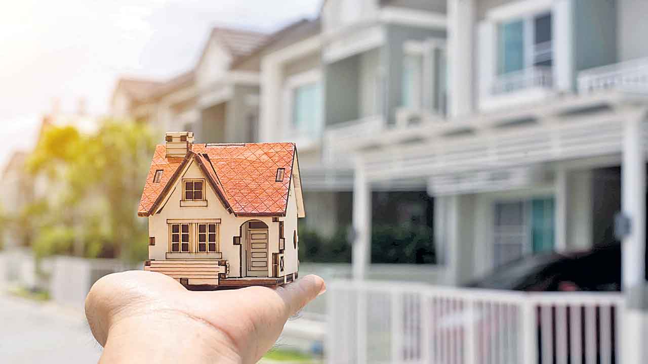 NRI | మీరు ప్రవాస భారతీయులా? సొంతూర్లో స్థిరాస్తులు కొనాలనుకుంటున్నారా? అయితే ఈ విషయాలు మర్చిపోకండి!