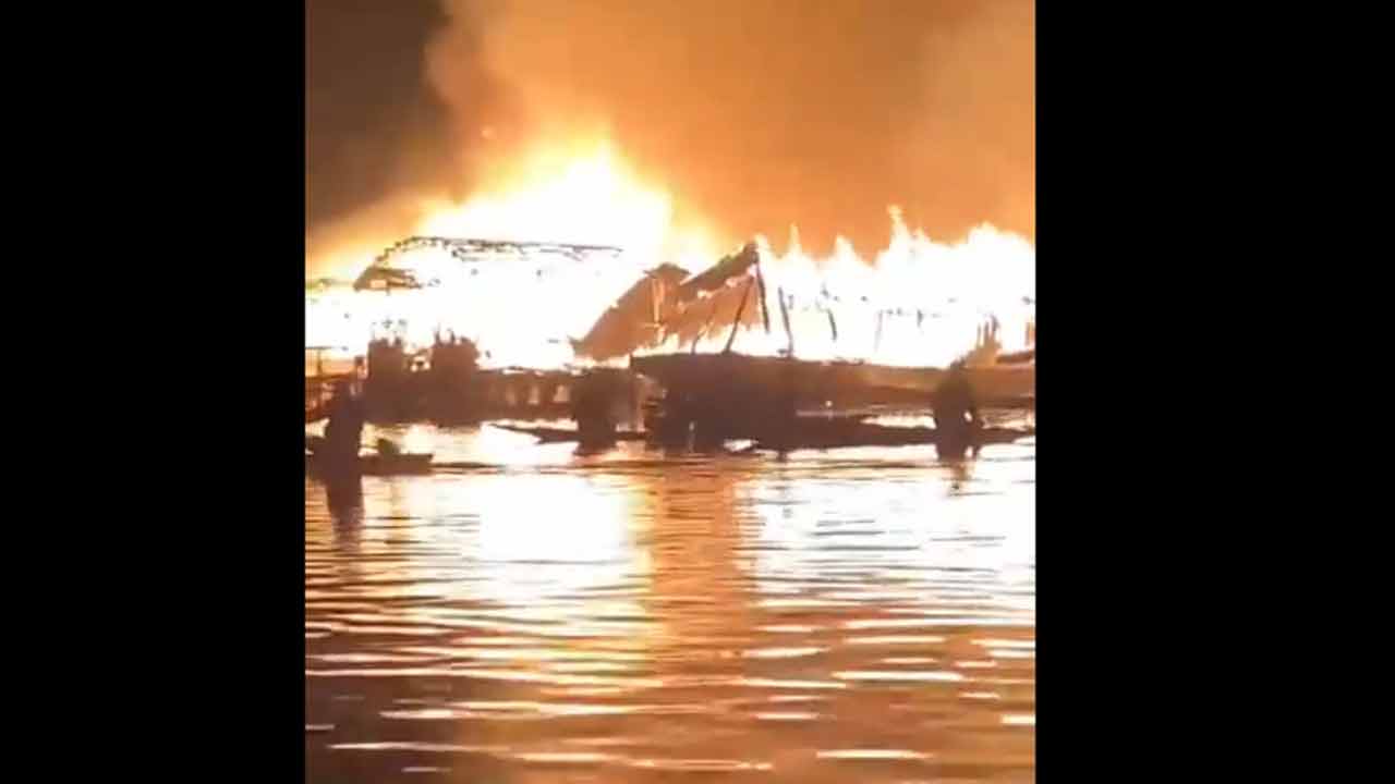 Dal Lake: దాల్ స‌రస్సులో అగ్నిప్ర‌మాదం.. కాలి బూడిదైన హౌజ్‌బోట్లు.. వీడియో