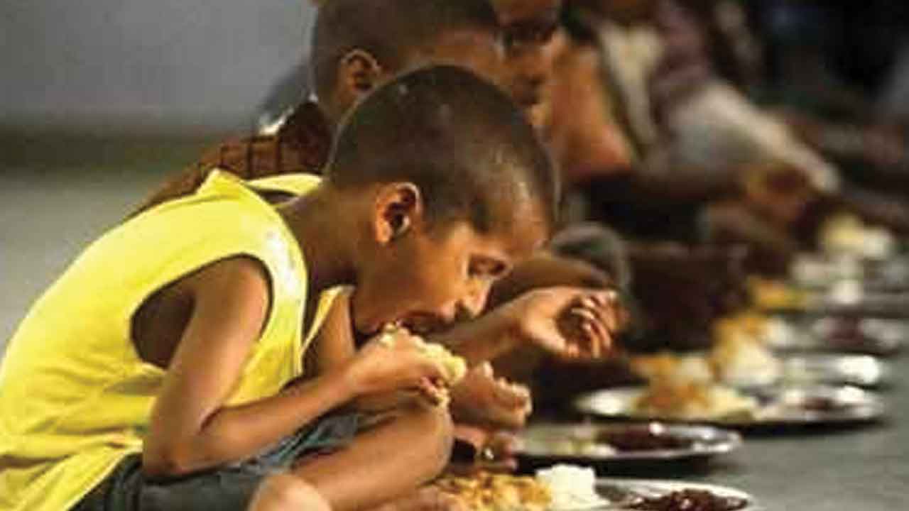 థానేలో వేలాది విద్యార్థుల ఆకలి కేకలు