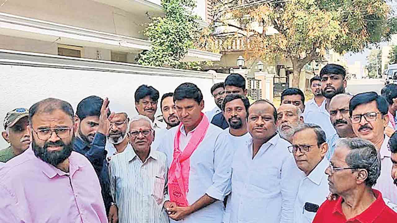 గెలిపించండి.. సమస్యలు పరిష్కరిస్తాం