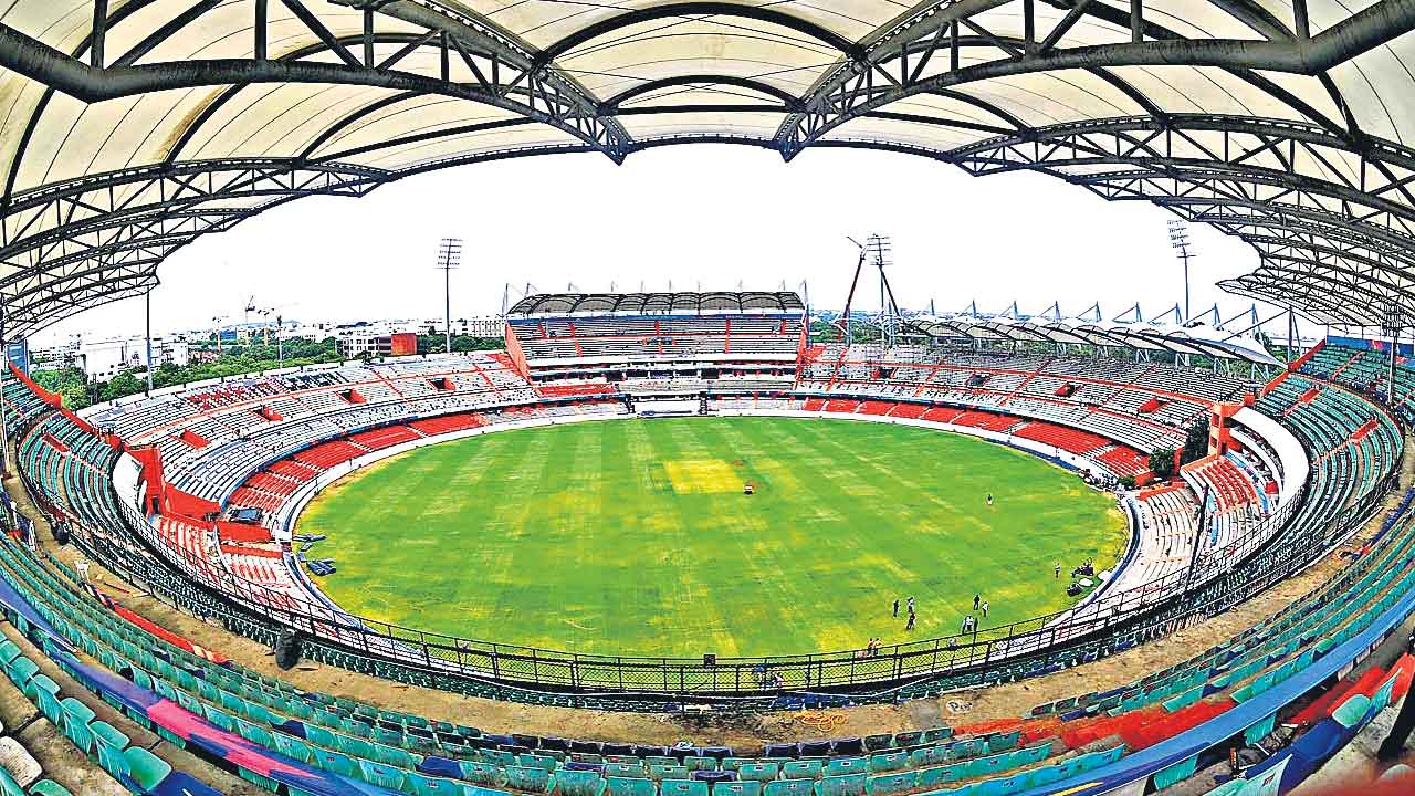 హైదరాబాద్‌ మ్యాచ్‌ బెంగళూరుకు