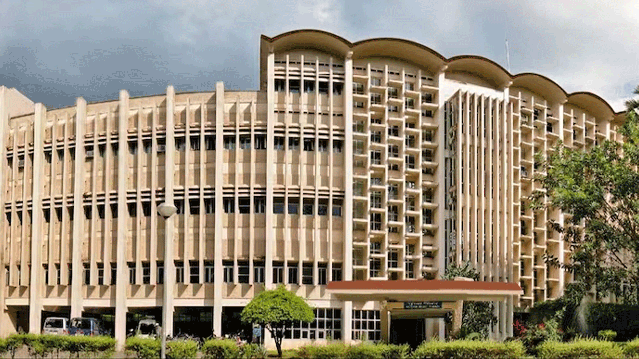 IIT Bombay | పాల‌స్తీనా ఉగ్ర‌వాదుల‌కు మ‌ద్ద‌తుగా మాట్లాడారు : ప్రొఫెస‌ర్‌, గెస్ట్ స్పీక‌ర్‌పై ఐఐటీ బాంబే విద్యార్ధుల ఫిర్యాదు