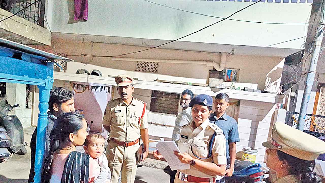 గూడుకెళ్లి.. గుండెను తట్టి..