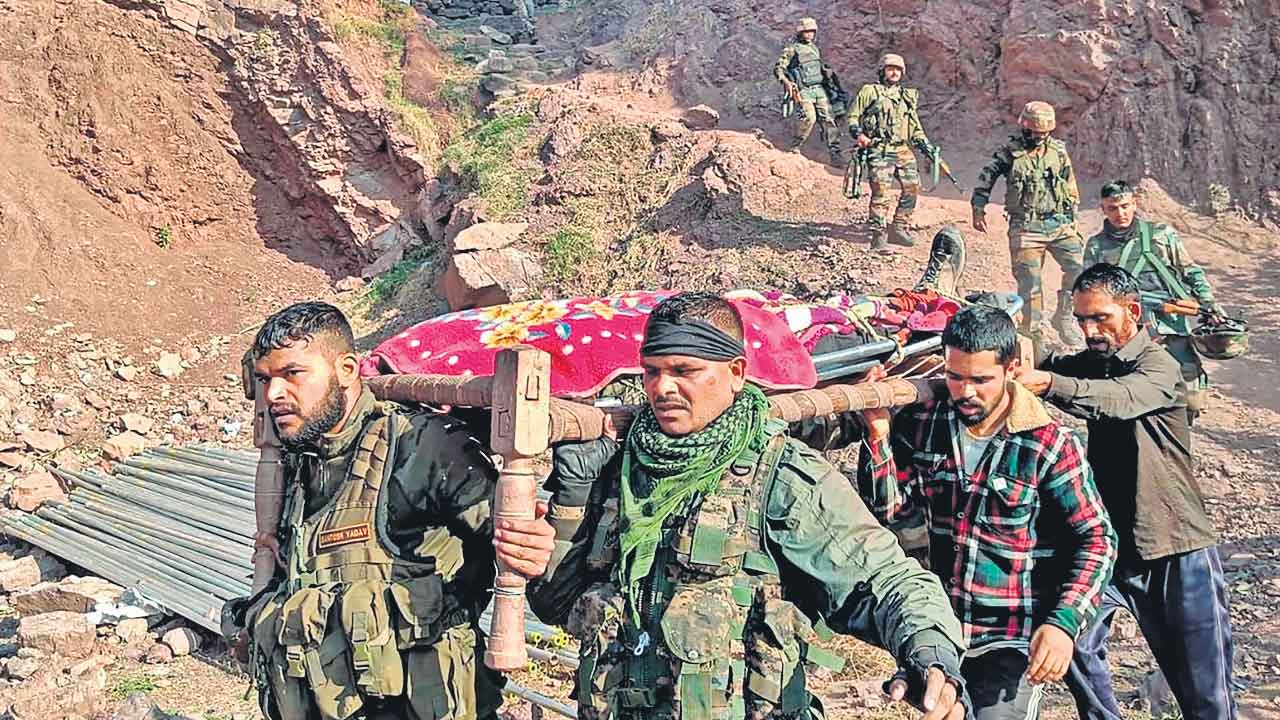 ఇద్దరు సైనికాధికారులు, ఇద్దరు జవాన్ల వీరమరణం