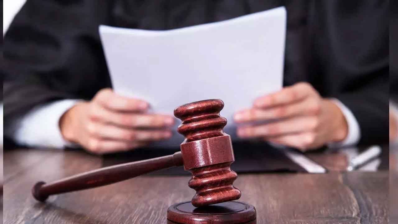 జడ్జీలకు పదోన్నతులు, బదిలీలు