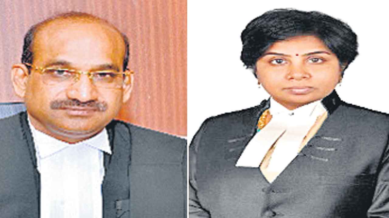 ఇద్దరు తెలంగాణ హైకోర్టు జడ్జీల బదిలీ