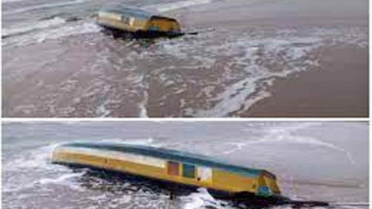 కాకినాడ జిల్లాలో పడవ బోల్తా ఇద్దరు మత్స్యకారుల గల్లంతు