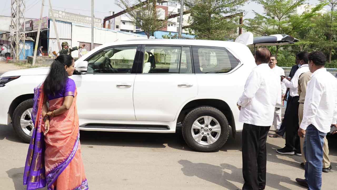 MLC Kavitha | ఎమ్మెల్సీ కల్వకుంట్ల కవిత కాన్వాయ్‌ని తనిఖీ చేసిన పోలీసులు