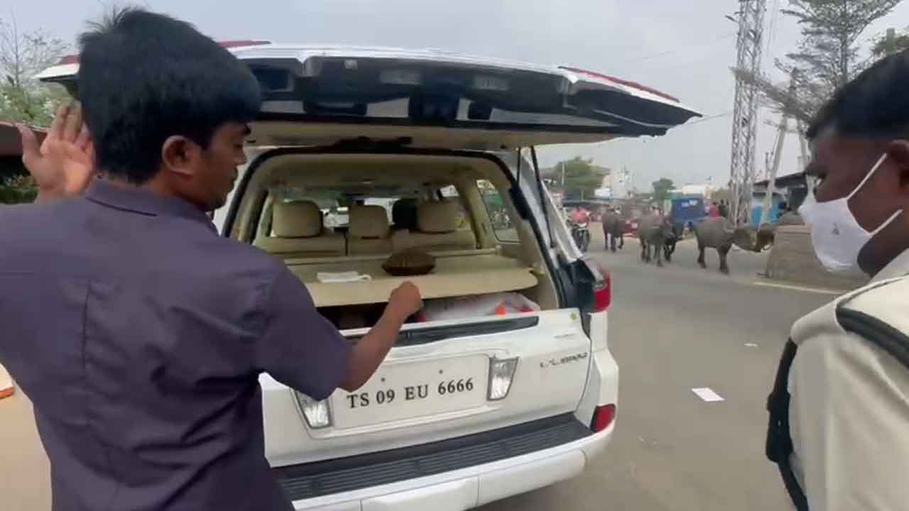 MLC Kavitha | ఎమ్మెల్సీ కవిత కాన్వాయ్‌ని తనిఖీ చేసిన పోలీసులు : వీడియో