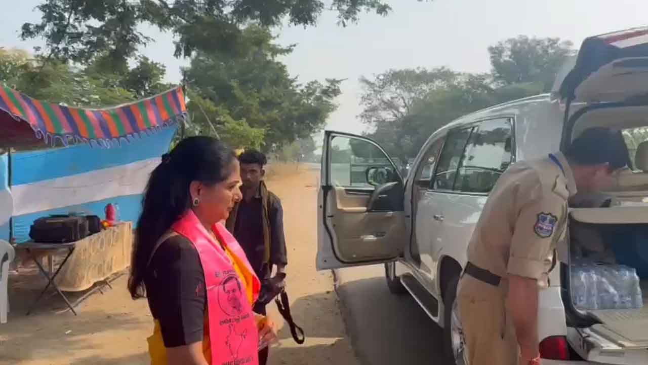 MLC Kavitha | ఎమ్మెల్సీ కవిత కాన్వాయ్‌ని తనిఖీ చేసిన పోలీసులు : వీడియో