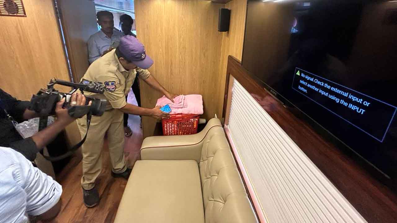 CM KCR | సీఎం కేసీఆర్ ‘ప్రగతిపథం’ వాహనాన్ని తనిఖీ చేసిన ఎన్నికల కమిషన్ అధికారులు : వీడియో