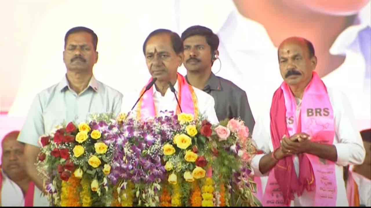 CM KCR | ప్ర‌భుత్వ ఉద్యోగస్తుల‌కు మంచి పీఆర్సీ ఇచ్చుకుందాం.. డీఏలు కూడా : సీఎం కేసీఆర్