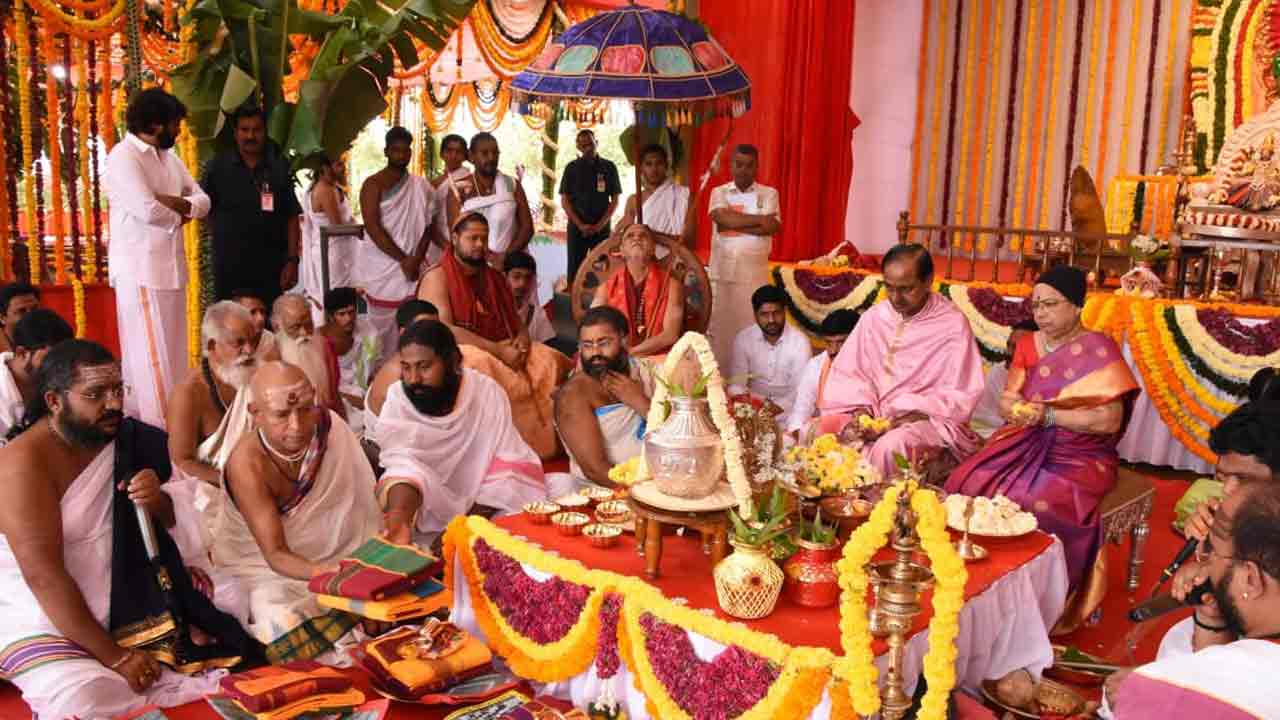 CM KCR | ఎర్ర‌వల్లి వ్య‌వ‌సాయ క్షేత్రంలో రాజశ్యామ‌లా యాగం.. పాల్గొన్న సీఎం కేసీఆర్ దంప‌తులు